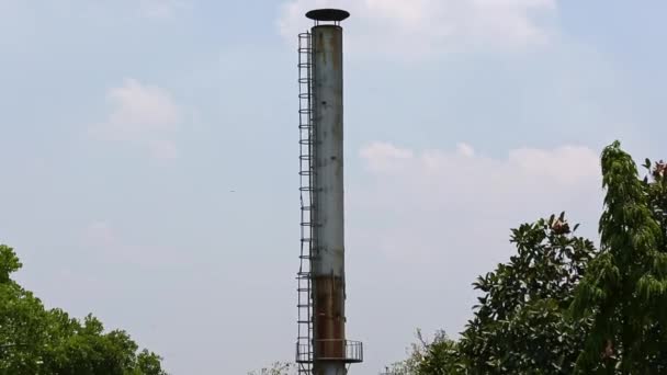 晴れた日の背景にある石鹸工場の空の工業用煙突の景色 — ストック動画