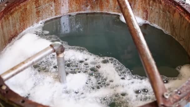 Pohled Nádrž Mýdlovou Vodou Výrobní Jednotce Mýdla Pro Testování — Stock video