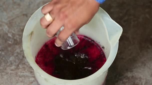 Sabun Üretimi Sırasında Sabun Fabrikasında Kimyasalların Renklerin Kapatılması Karıştırılması — Stok video