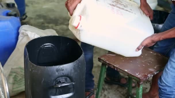 Uma Visão Derramamento Adição Produtos Químicos Durante Produção Sabonetes Detergentes — Vídeo de Stock