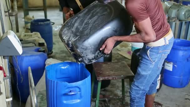 Fabrikada Sabun Deterjan Üretimi Sırasında Dökülen Eklenen Kimyasalların Görüntüsü — Stok video