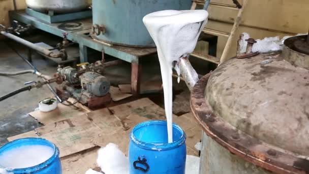 Proses Memeriksa Busa Selama Produksi Sabun Dalam Pabrik Sabun — Stok Video