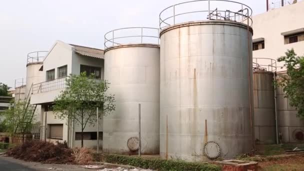 晴れた日の石鹸製造工場における産業貯蔵タンクの眺め — ストック動画