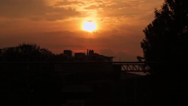 Een Prachtige Zonsondergang Boven Grote Fabrieken Van Stad Tijdens Zomerdag — Stockvideo
