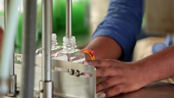 2016年5月11日インド バンガロール 石鹸製造ユニット内の充填機により ハーブハンドウォッシュがボトルに充填される様子を間近に見ることができます — ストック動画