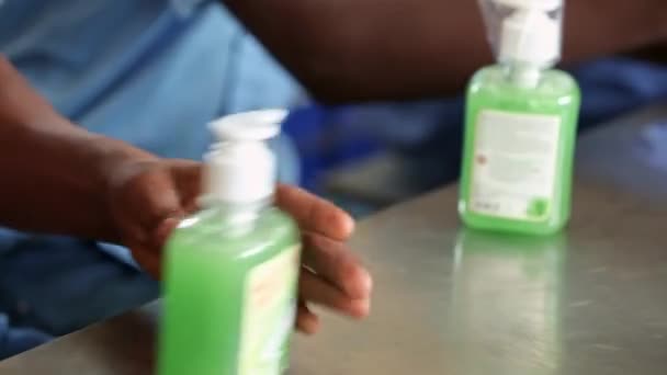 2016年5月11日インド バンガロール 手動で石鹸工場内の熱風銃で手動で洗浄液ボトルを積層したビデオ — ストック動画