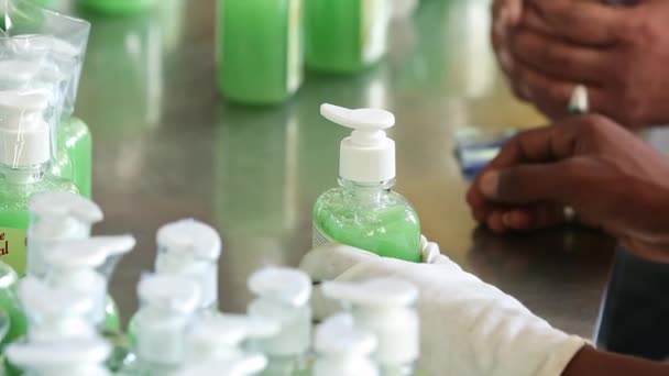2016年5月11日インド バンガロール 石鹸工場内の手洗い用液体ボトルにシールカバーの閉鎖 — ストック動画
