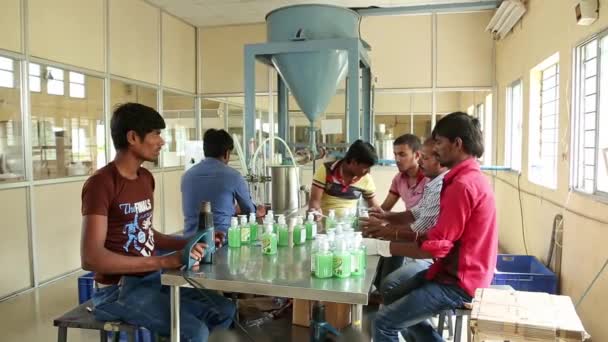 Bangalore India Mei 2016 Indiase Arbeiders Lamineren Verzegelen Handwas Vloeistofflessen — Stockvideo