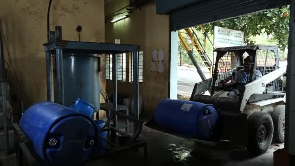Bangalore India Maggio 2016 Veduta Barili Tensioattivi Disposti Una Pala — Video Stock