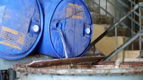 2016年5月11日インド バンガロール 石鹸製造プロセス中にバレルから界面活性剤液体を空にする — ストック動画