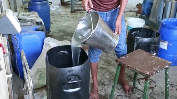 2016年5月11日インド バンガロール工場内の石鹸製造中に缶に石鹸成分を混合する労働者の見解 — ストック動画