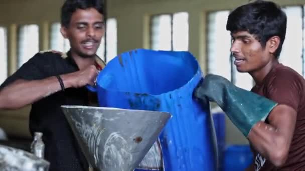 Bangalore India Mei 2016 Close Van Arbeiders Die Grondstoffen Mengen — Stockvideo
