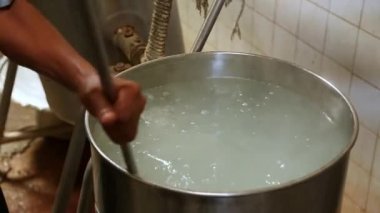 Fabrikanın içinde büyük çelik buhar ekipmanlarıyla pilav pişiriliyor.