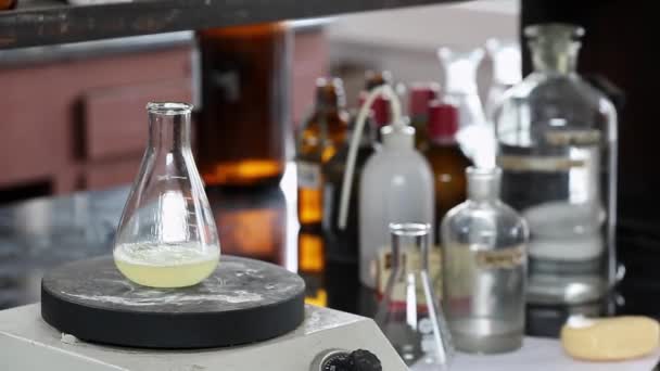 Kochen Der Seife Und Chemikalien Einem Erlenmeyerkolben Auf Kochplatten Qualitätskontrolllabor — Stockvideo