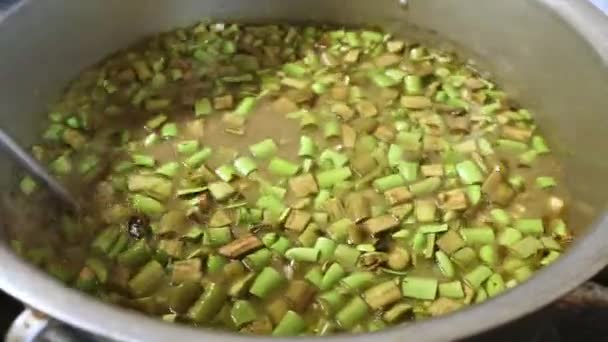 Fabrikada Köri Hazırlamak Için Büyük Bir Kapta Sebze Pişirme Manzarası — Stok video