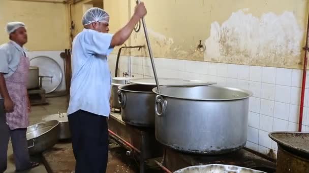 Bangalore Hindistan Nisan 2016 Fabrika Mutfağındaki Büyük Kaplarda Yemek Hazırlayan — Stok video