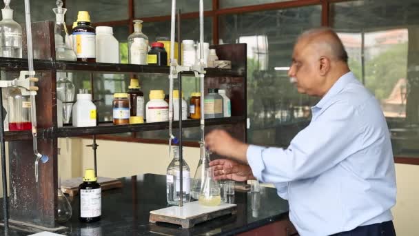 Bangalore Indien April 2016 Ein Arbeiter Führt Chemische Tests Seife — Stockvideo