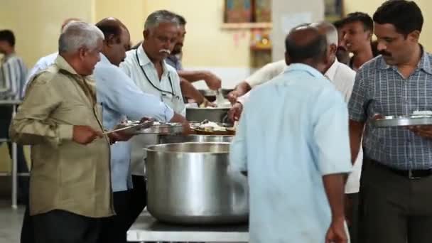 インド バンガロール2016年4月7日 昼食時に工場食堂で従業員自身が南インド料理を提供するという見解 — ストック動画