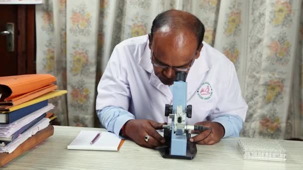 Bangalore India April 2016 Researcher Looks Digital Refractometer Soap Factory — Stock Video