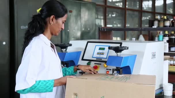2016年4月7日 インド バンガロール 破裂強度試験機を操作する女性の閉鎖 板紙の破裂強度を見つける — ストック動画
