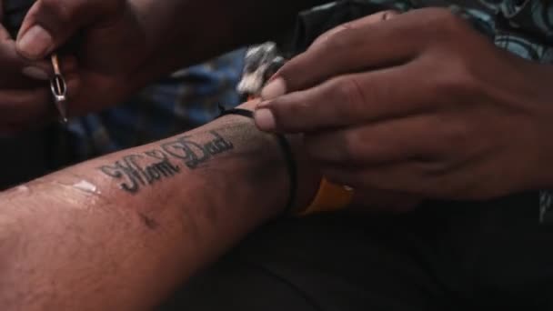 Vijayanagara India February 2023 Closeup Tattooting Mom Dads Description Male — 비디오