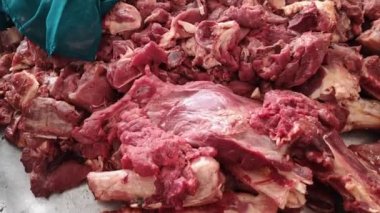 Dini festival sırasında tabakta taze ve çiğ dana eti veya sığır eti yığını. Taze inek eti pişirmeye hazır.