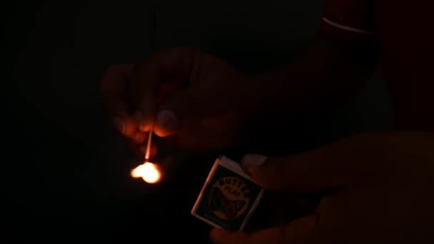 一个男人在黑暗中点燃火柴的特写视频 — 图库视频影像