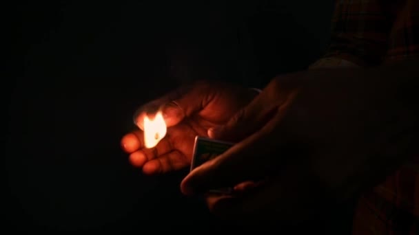 Zbliżenie Wideo Mężczyzny Zapalającego Zapałkę Ciemności Creative Concept Educational — Wideo stockowe