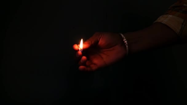 Κοντινό Πλάνο Των Χεριών Σβήνουν Φωτιά Από Matchstick Creative Concept — Αρχείο Βίντεο