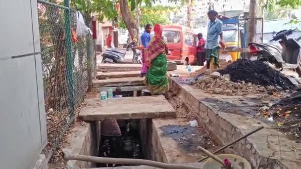 Bangalore Indie Marca 2023 Indianin Kobieta Czyszczą Kanalizację Poboczu Drogi — Wideo stockowe