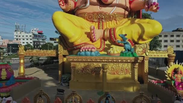 インド バンガロール2022年3月24日象頭のヒンドゥー教の神がバンガロールでガネーシャ像を制作 — ストック動画