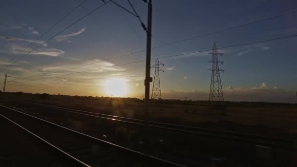 Una Vista Épica Una Puesta Sol Oscura Sobre Los Campos — Vídeo de stock