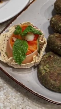 Sebze salatalı özel sebze pirzolası. Hint sokak yemekleri. Yemek konsepti.