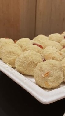 Hindistan 'ın ünlü tatlı rava laddu' suna yakın plan veya tatlı tatlı irmik.