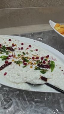 Hint yemeği, pilav ve buzlu meyve salatası. Sağlıklı yemek kavramı.
