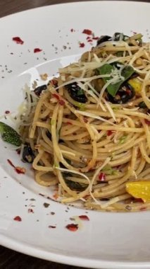 Spagetti aglio ve olio makarnanın kapanışı bir kase yemek konseptinde servis edilir. İtalyan makarnası.