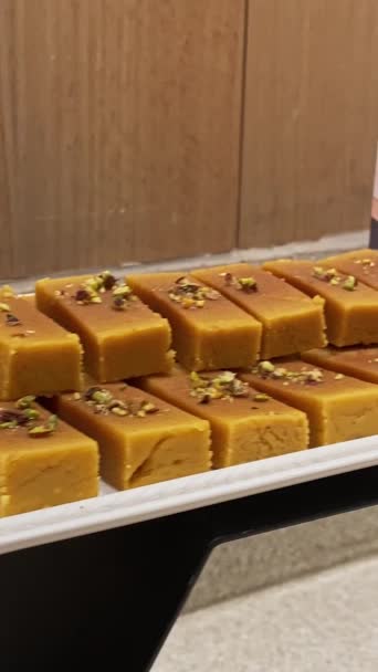 Κλείσιμο Του Διάσημου Γλυκού Pak Mysore Και Badushah Plates Deakers — Αρχείο Βίντεο