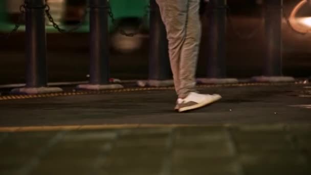 Jeune Homme Dansant Sur Sentier Nuit Jambes Gros Plan Trafic — Video