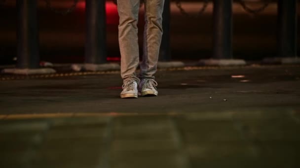 Genç Adam Gece Patikada Dikiliyor Bacaklar Kapalı Arka Planda Trafik — Stok video