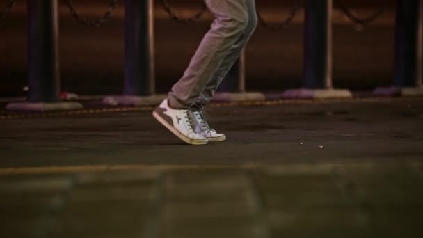 夜の歩道で踊る若い男 足を閉じます 背景のトラフィック モダンダンス振付 Style概念 モダンダンスアート — ストック動画