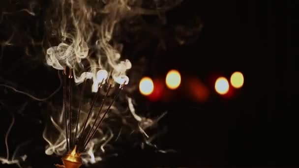 黒いぼかしの背景に煙と焼香の棒の映画的なビデオ 広告の概念 — ストック動画