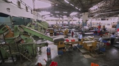 Bangalore, Hindistan-6 Nisan 2016: Sabun damgalama veya sabun şekillendirme makinelerine geniş bir bakış. Üretim hattındaki işçiler. Sabun yapımı. Sabun üretim süreci