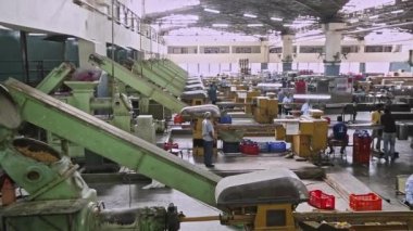 Bangalore, Hindistan-6 Nisan 2016: Sabun damgalama veya sabun şekillendirme makinelerine geniş perspektifli bakış. Üretim hattındaki işçiler. Sabun yapımı. Sabun üretim süreci