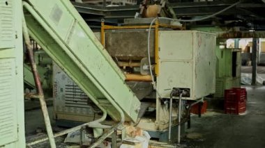 Bangalore, Hindistan-6 Nisan 2016: Sabun fabrikasının içindeki bir iniş makinesinin görüntüsü. sabun yapma makineleri. Sabun üretim fabrikası.