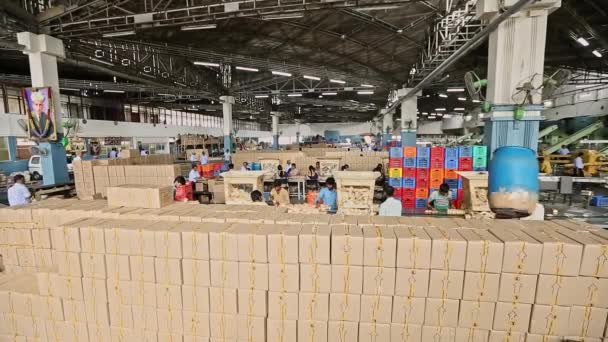 Bangalore India April 2016 Ευρύ Πλάνο Ινδών Εργατών Στη Γραμμή — Αρχείο Βίντεο