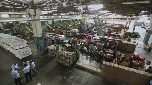 Bangalore India April 2016 Ευρύ Πλάνο Ινδών Εργατών Στη Γραμμή — Αρχείο Βίντεο