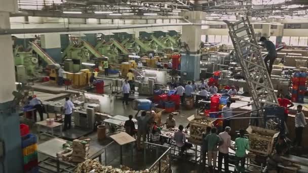 Bangalore Indie Kwietnia 2016 Szeroki Strzał Hinduskich Pracowników Linii Produkcyjnej — Wideo stockowe