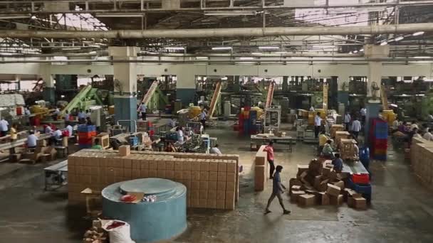Бангалор Індія Квітень 2016 Панорамний Широкий Кадр Індійських Робітників Виробничій — стокове відео