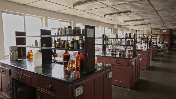 Bangalore Ινδία Απρίλιος 2016 Ένα Άδειο Ερευνητικό Εργαστήριο Χημικά Μπουκάλια — Αρχείο Βίντεο