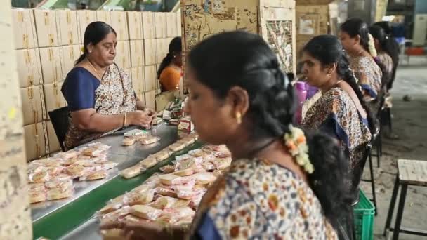 Bangalore Indien April 2016 Närbild Kvinnliga Arbetstagare Produktionslinjen Förpacknings Tvålar — Stockvideo